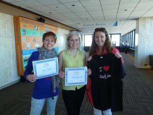 Laur and Petra received today their certificate for finishing their 6 credits during the aupairs year and Jessy received her "I love Boston" T-shirt for winning in our last snowman contest.