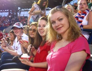 AU PAIRS, HOST FAMILIES AND FRIENDS ENJOY AN EVENING OF BASEBALL