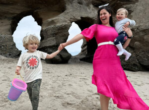 au pair and host children at the beach